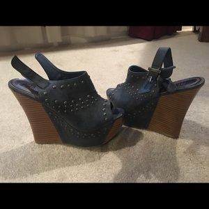 2 LIPS TOO. SIZE 8 NAVY WEDGE.